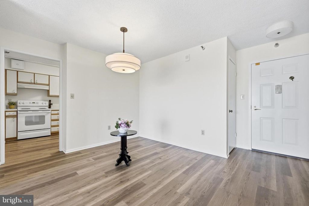 Image 7 of property listing at 15107 INTERLACHEN DR #2-1006, Silver Spring, MD 20906