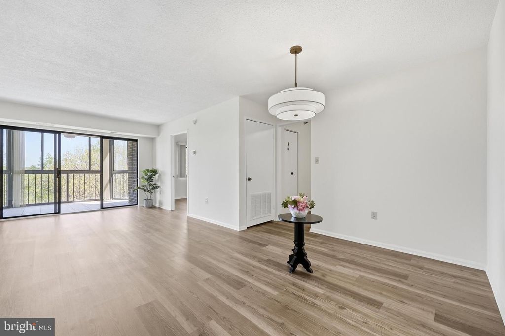 Image 8 of property listing at 15107 INTERLACHEN DR #2-1006, Silver Spring, MD 20906