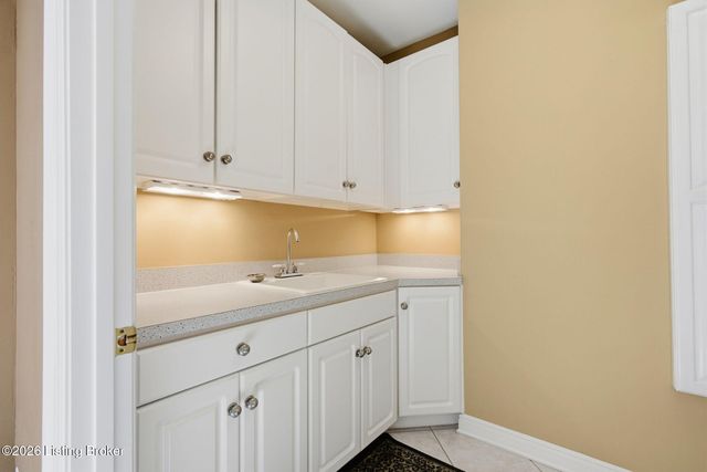 2615 Alia Cir, Louisville, KY 40222