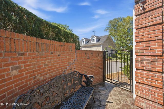 2615 Alia Cir, Louisville, KY 40222