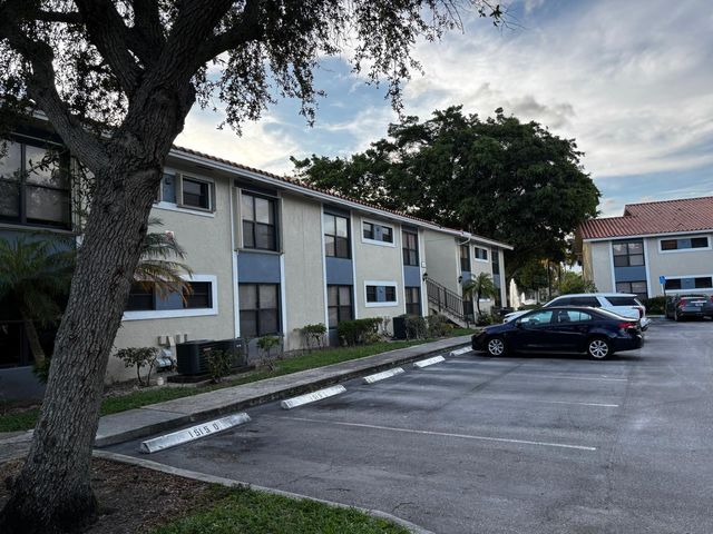 1515 LAKE CRYSTAL Drive B, West Palm Beach, FL 33411
