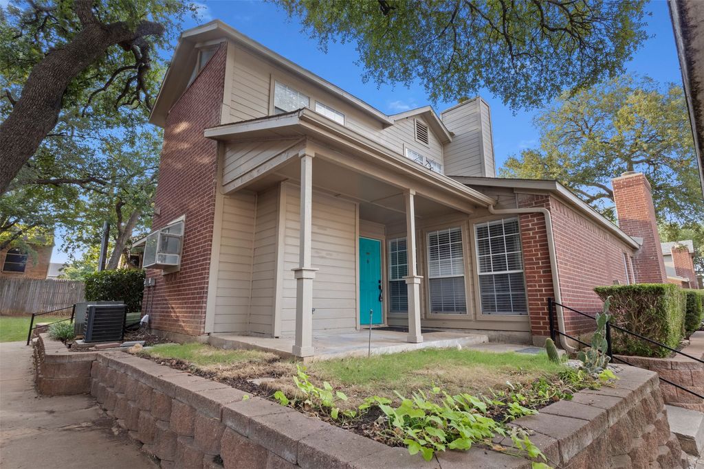 1424 Meadowood Village Drive, Fort Worth, TX 76120 — exterior