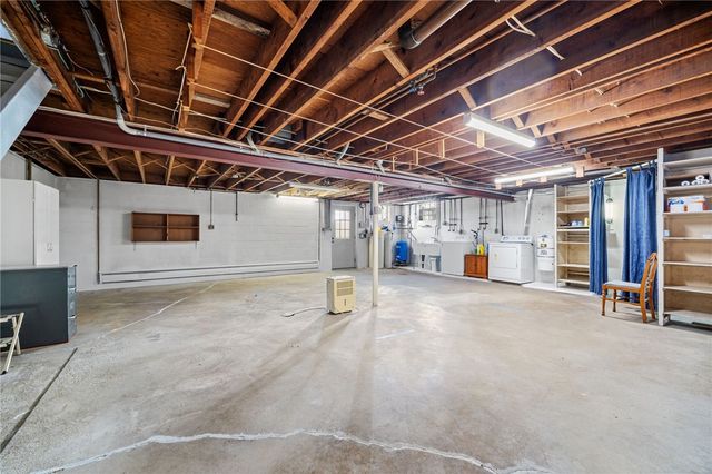 905 Watt Rd, Washington Twp, PA 15613