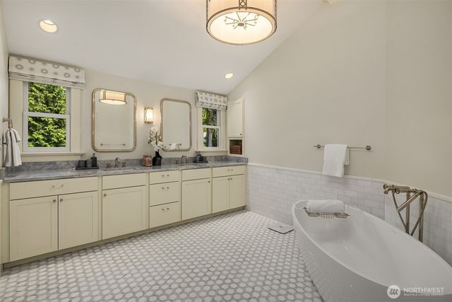 2042 77th Avenue NE, Medina, WA 98039