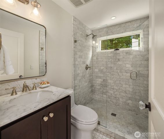 2042 77th Avenue NE, Medina, WA 98039