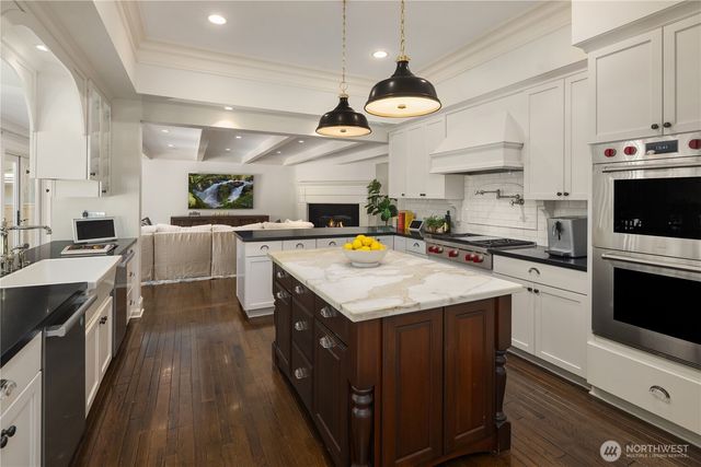 2042 77th Avenue NE, Medina, WA 98039