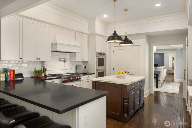 2042 77th Avenue NE, Medina, WA 98039