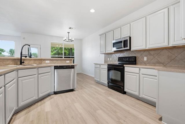 2003 Cockrill CV, Hutto, TX 78634