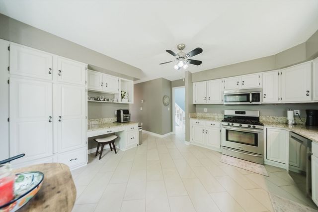20 Elm Mdws 20, Enfield, CT 06082