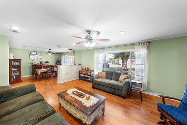 808 S Main St, Winnsboro, TX 75494