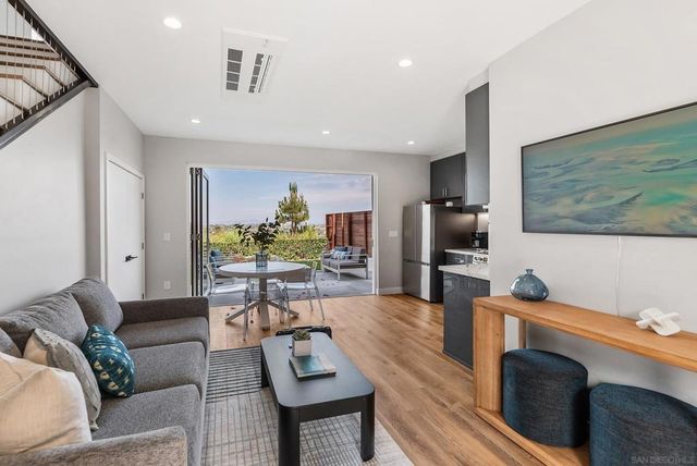 5830 Desert View Dr, La Jolla, CA 92037