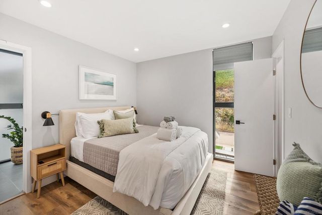 5830 Desert View Dr, La Jolla, CA 92037