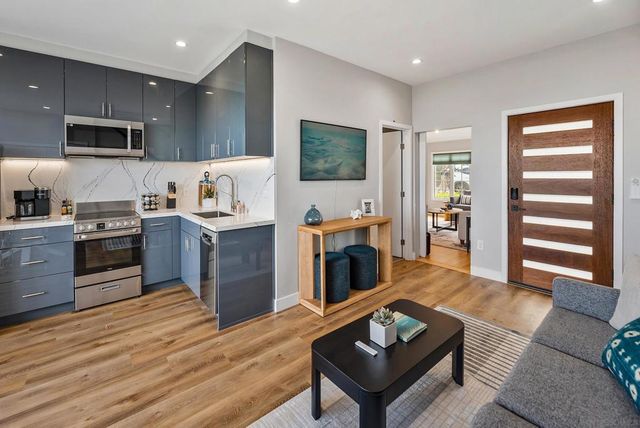 5830 Desert View Dr, La Jolla, CA 92037