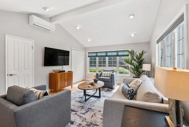 5830 Desert View Dr, La Jolla, CA 92037