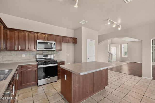 6633 CABANA DEL SOL Drive, El Paso, TX 79911