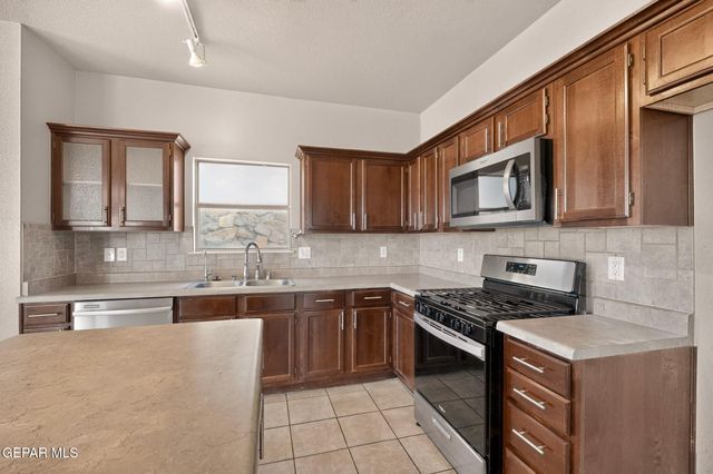 6633 CABANA DEL SOL Drive, El Paso, TX 79911
