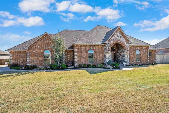 1121 Mt Marcy Dr, Lawton, OK 73507