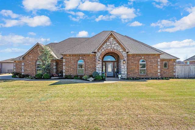 1121 Mt Marcy Dr, Lawton, OK 73507