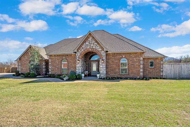 1121 Mt Marcy Dr, Lawton, OK 73507