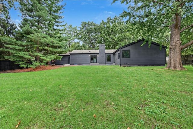 9427 Wenonga Road, Leawood, KS 66206