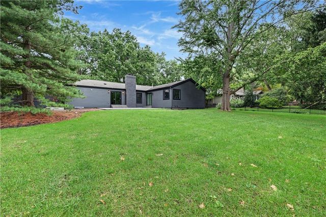 9427 Wenonga Road, Leawood, KS 66206