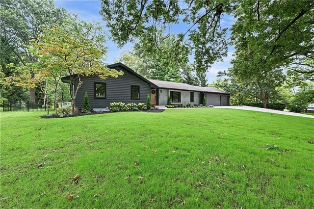 9427 Wenonga Road, Leawood, KS 66206