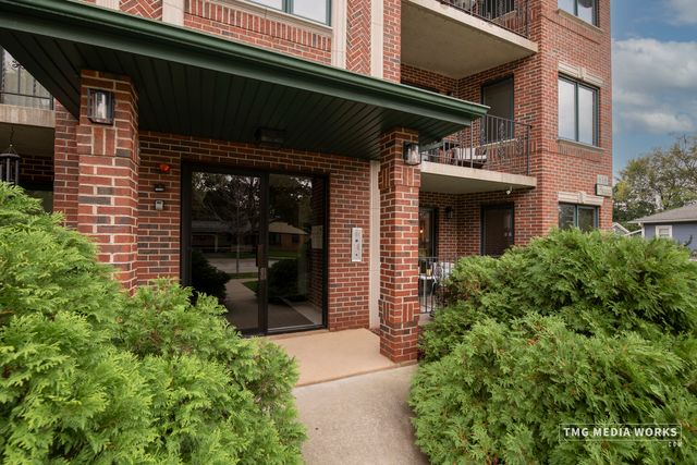 616 E 5th Avenue 101, Naperville, IL 60563