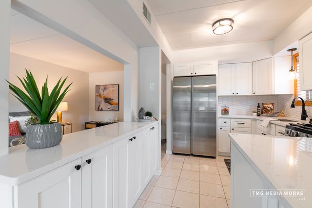616 E 5th Avenue 101, Naperville, IL 60563