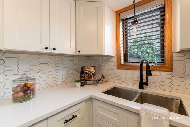 616 E 5th Avenue 101, Naperville, IL 60563