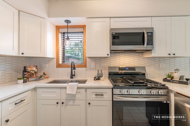 616 E 5th Avenue 101, Naperville, IL 60563