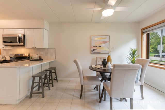 616 E 5th Avenue 101, Naperville, IL 60563