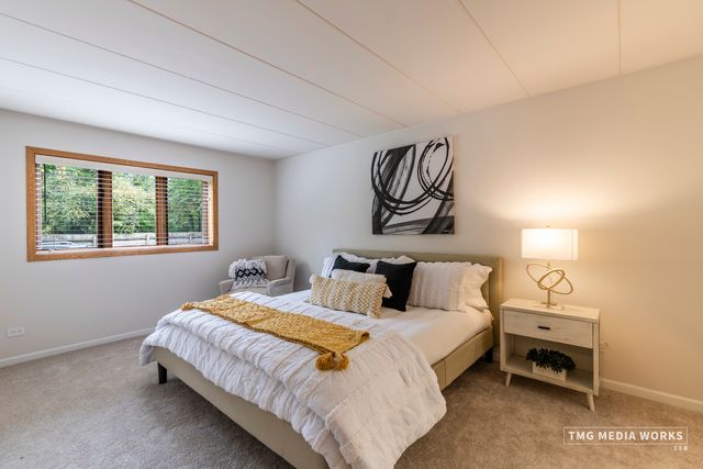 616 E 5th Avenue 101, Naperville, IL 60563