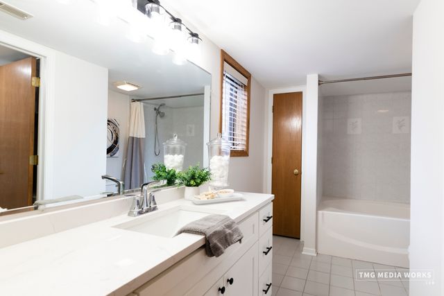 616 E 5th Avenue 101, Naperville, IL 60563