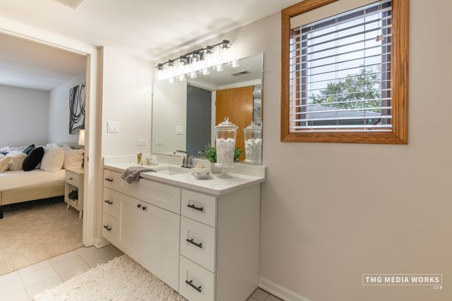 616 E 5th Avenue 101, Naperville, IL 60563