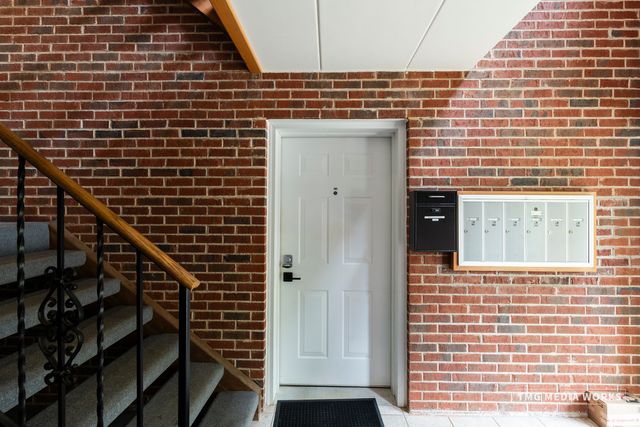 616 E 5th Avenue 101, Naperville, IL 60563