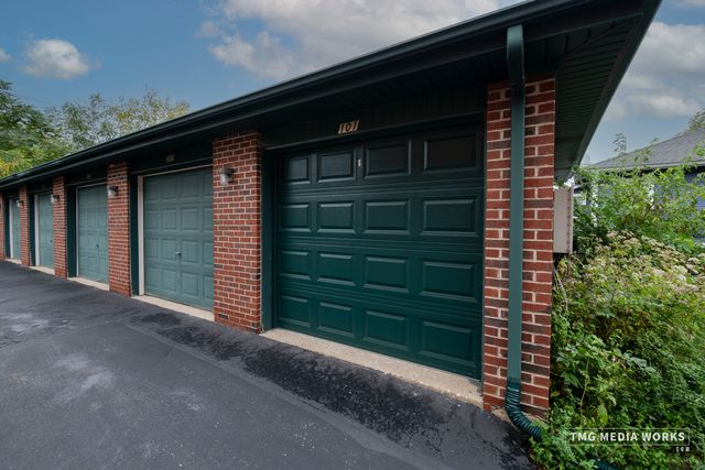 616 E 5th Avenue 101, Naperville, IL 60563