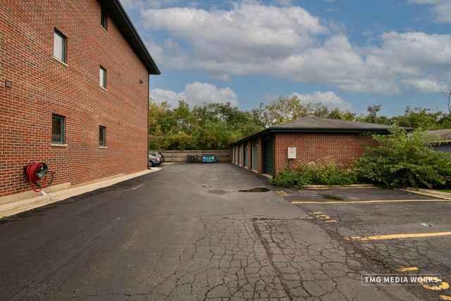 616 E 5th Avenue 101, Naperville, IL 60563