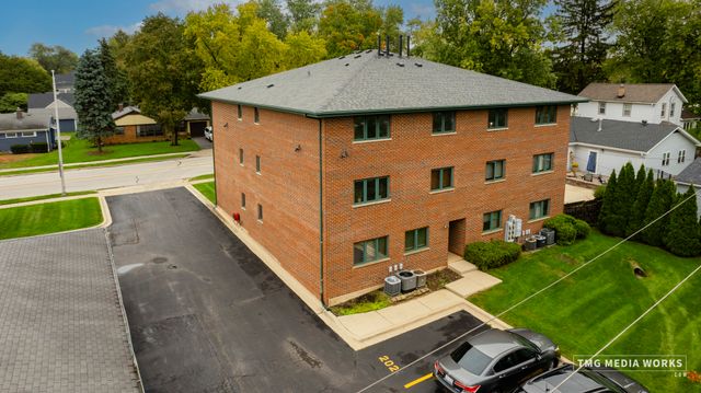 616 E 5th Avenue 101, Naperville, IL 60563
