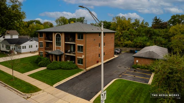 616 E 5th Avenue 101, Naperville, IL 60563