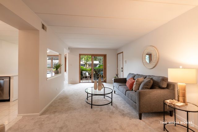 616 E 5th Avenue 101, Naperville, IL 60563
