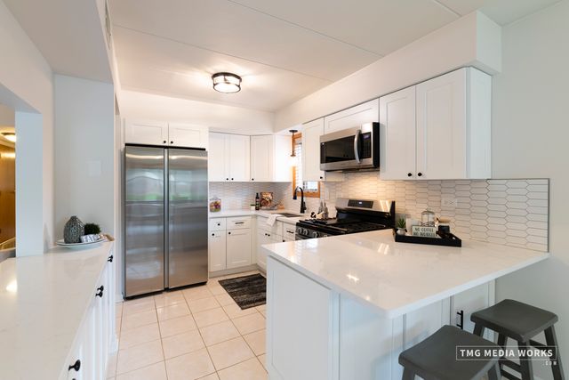 616 E 5th Avenue 101, Naperville, IL 60563
