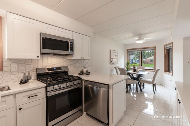 616 E 5th Avenue 101, Naperville, IL 60563