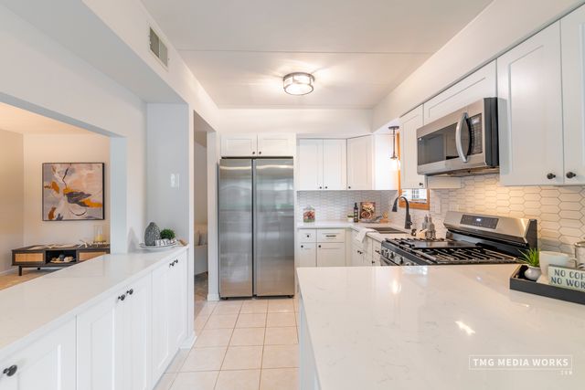 616 E 5th Avenue 101, Naperville, IL 60563