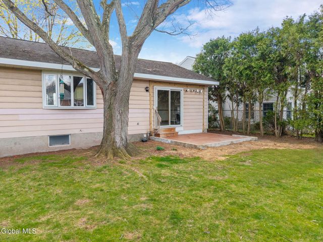14 Ledgewood Drive, Colonie, NY 12205
