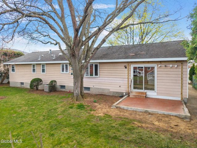 14 Ledgewood Drive, Colonie, NY 12205