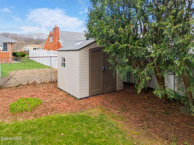 14 Ledgewood Drive, Colonie, NY 12205