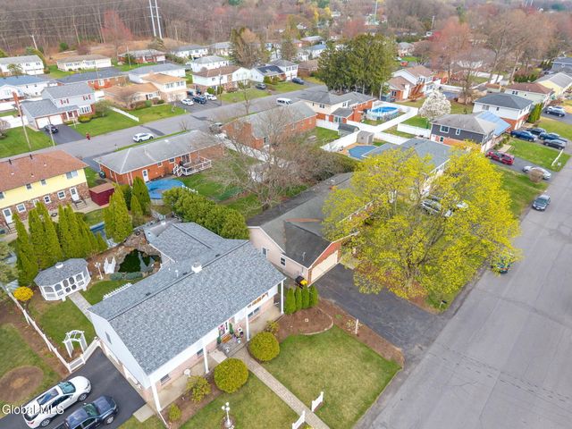 14 Ledgewood Drive, Colonie, NY 12205