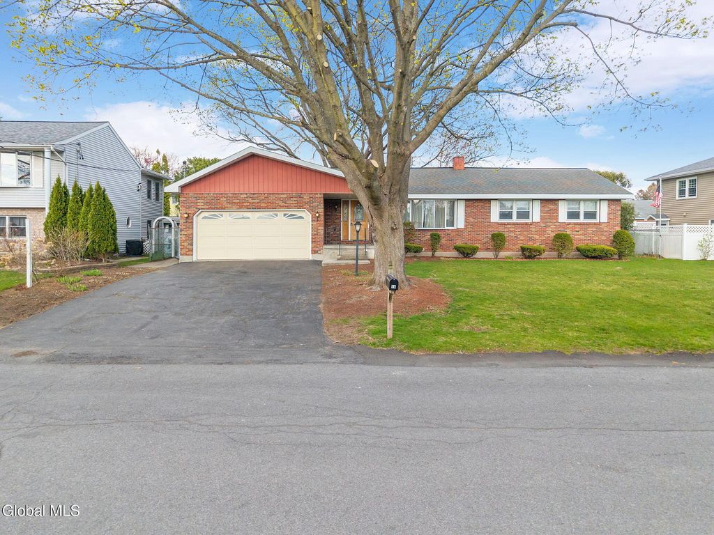14 Ledgewood Drive, Colonie, NY 12205