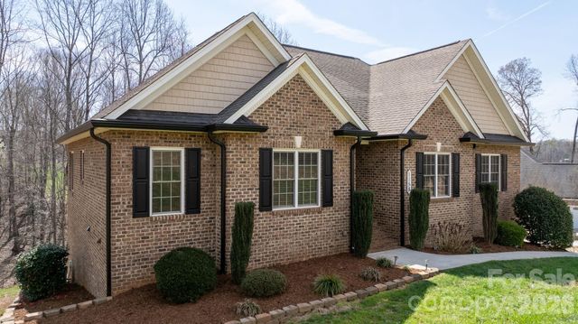 1158 Waterford Drive, Hickory, NC 28602