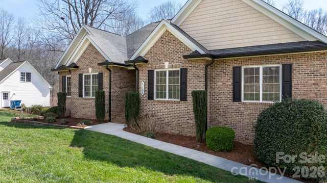 1158 Waterford Drive, Hickory, NC 28602